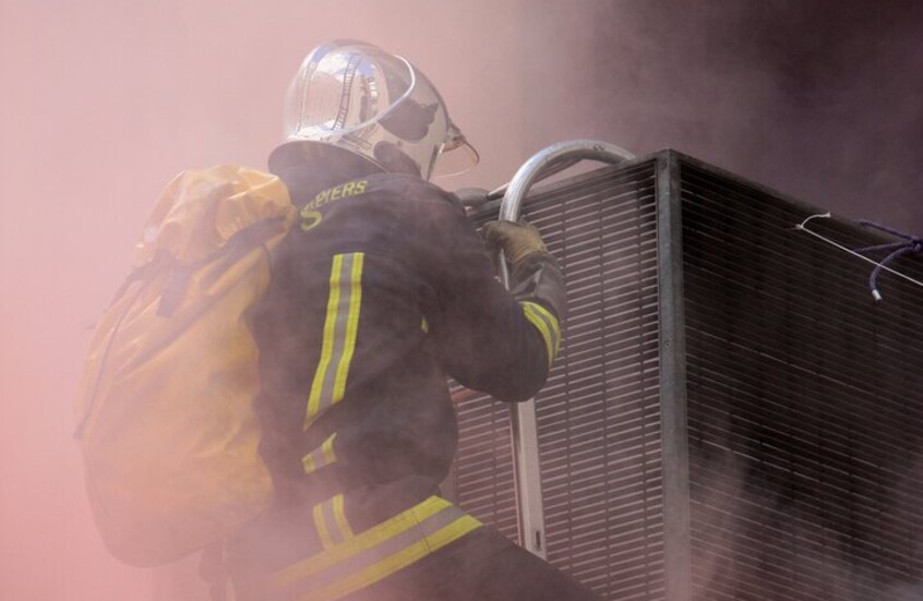 فرنسا.. اندلاع حريق في مصنع لإنتاج منتجات الكلور مصنف "سيفيزو" (صور)