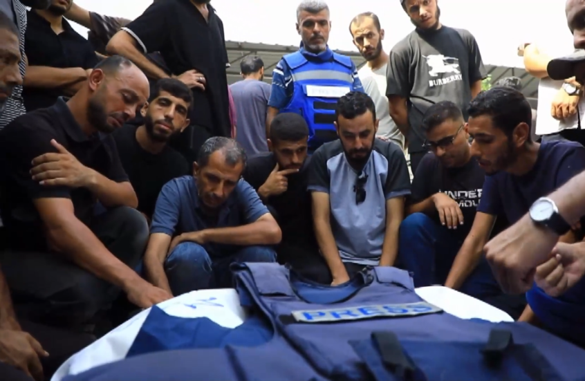 تشييع جثامين صحفيي قناة الجزيرة بعد مقتلهما في غارة إسرائيلية على غزة