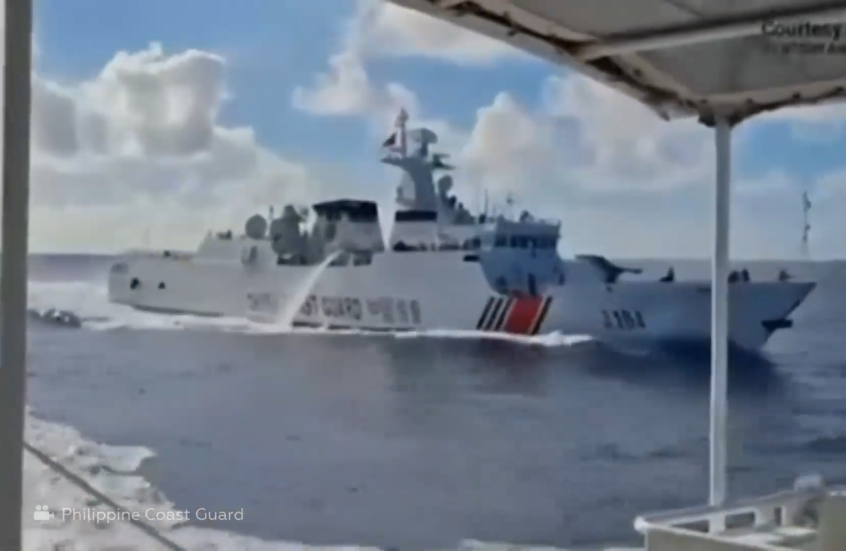اصطدام سفينتين تابعتين للبحرية الصينية أثناء مطاردة زورق فلبيني في بحر الصين الجنوبي