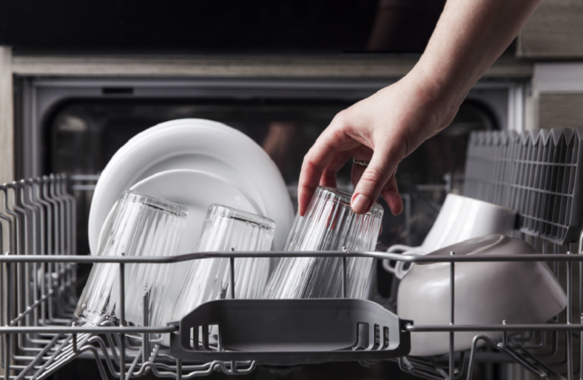 أدوات ينبغي تجنب وضعها في غسالة الأطباق