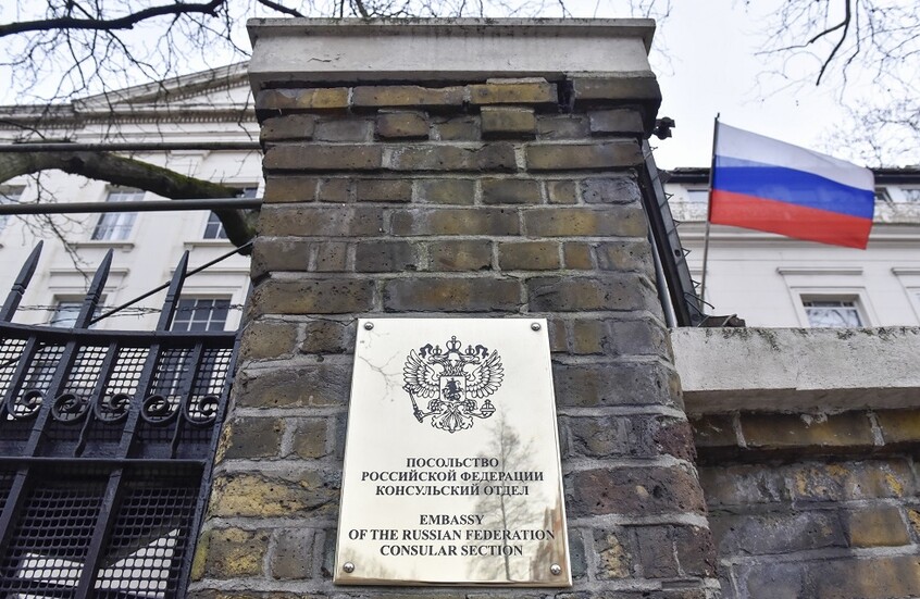 السفارة الروسية لدى لندن: بريطانيا تحاول تعطيل التسوية السلمية في أوكرانيا