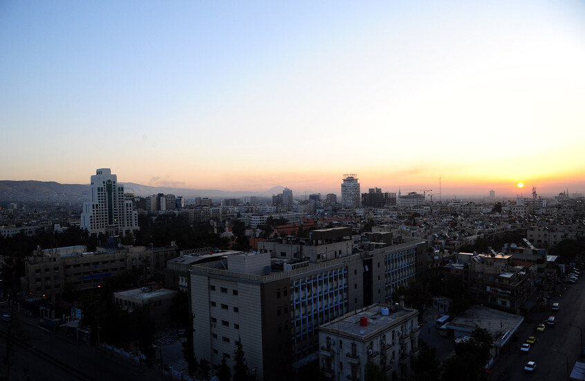 حصان هارب من صاحبه وسط شوارع دمشق المزدحمة يشعل الانترنت في سوريا (فيديو)