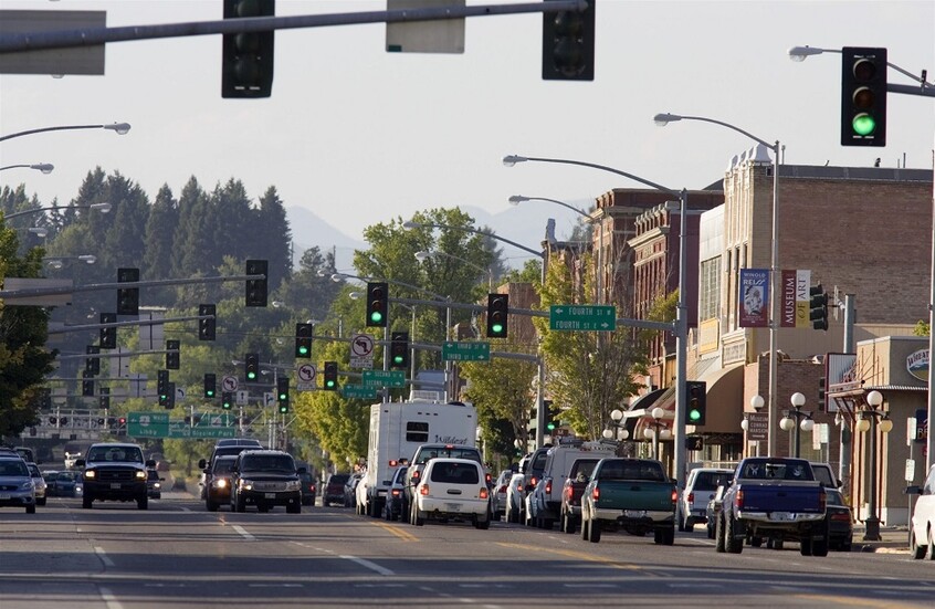 طائرة تصطدم بأخرى أثناء هبوطها وتحترقان معا في مدينة كاليسبيل الأمريكية (فيديو+صور)