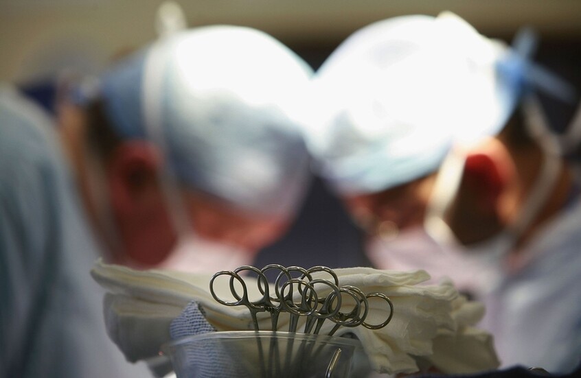 فريق طبي مصري يستخرج هاتفا من معدة مريض (صور)