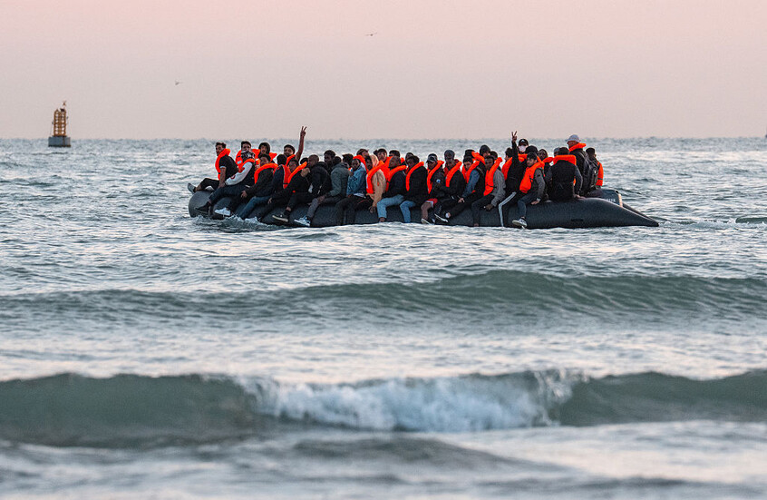 50 ألف مهاجر عبر القناة  الانكليزية منذ تولي ستارمر.. وزيرة: نحن المسؤولون لكن الجذور قديمة