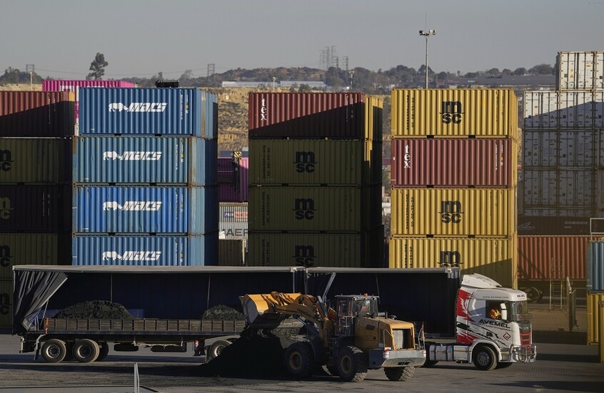 بعد رسوم ترامب الجمركية.. جنوب إفريقيا تعرض على واشنطن اتفاقا تجاريا منقحا وتستعد لحماية صناعتها