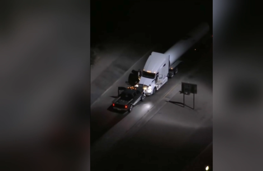 شاهد..  مسلحان يسرقان شاحنة صهريج وقود أثناء مطاردة الشرطة في لوس أنجلوس ويلوذان بالفرار