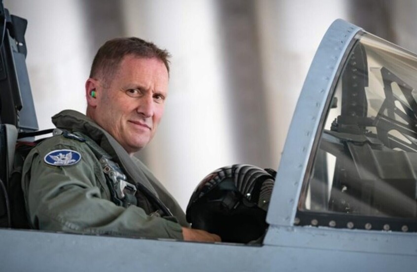 "حكومة آكلي الموت".. مصافحة تقود قائد سلاح الجو الإسرائيلي للتحقيق (صور + فيديو)