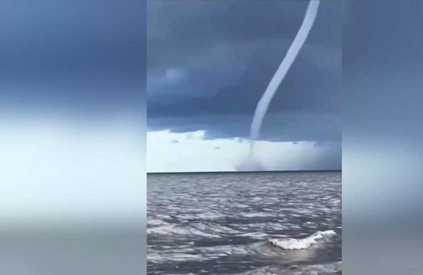 روسيا..  3 أعاصير مائية عملاقة تضرب شواطئ بحيرة لادوغا في آن واحد