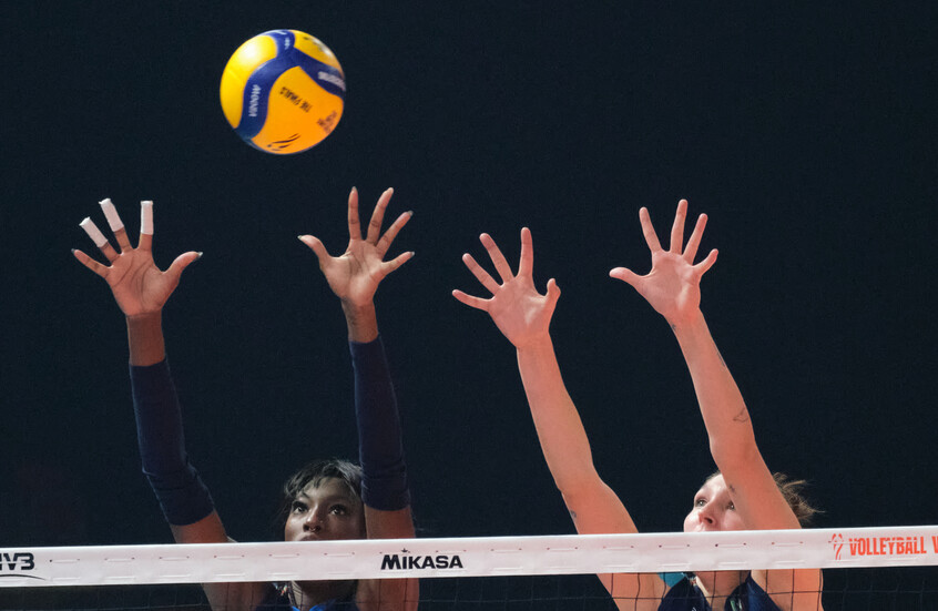 لاعبتان تتسببان في إقصاء منتخب من بطولة العالم لكرة الطائرة