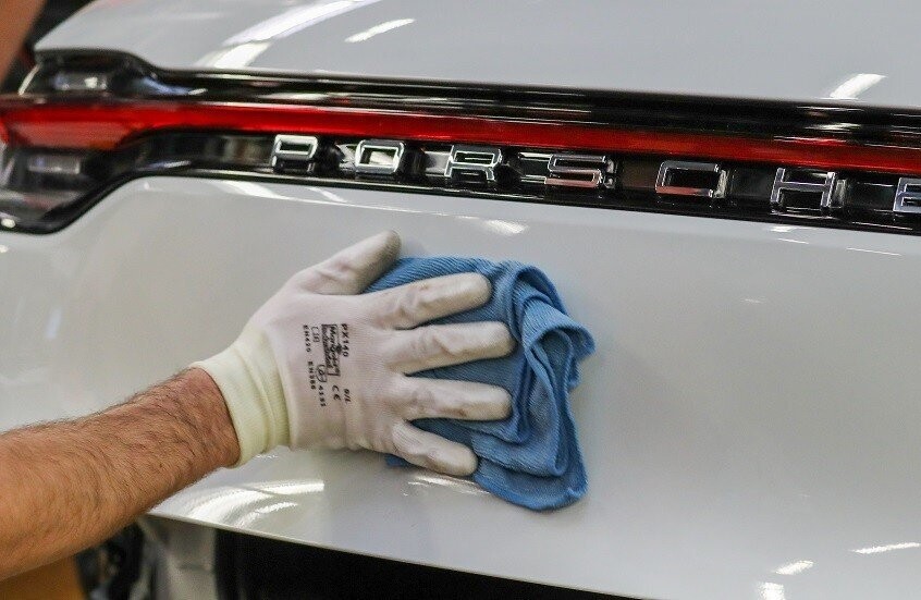 بسبب تراجع المبيعات.. شركة سيارات ألمانية فاخرة تلجأ للصناعات الدفاعية