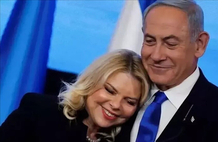 زوجة نتنياهو تتلقى هدية غير متوقعة من مذيع إسرائيلي (صورة)