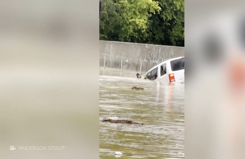 إنقاذ شخص من سيارة غارقة بسبب الفيضانات غير مسبوقة في ولاية تينيسي