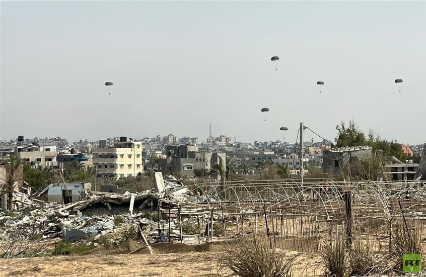 مراسلنا: إسقاط مساعدات وسط قطاع غزة (صور)