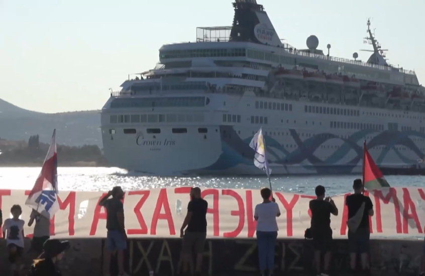 "المجرمون غير مرحب بهم هنا!".. يونانيون يحتجون ضد وصول سفينة سياحية إسرائيلية إلى جزيرتهم