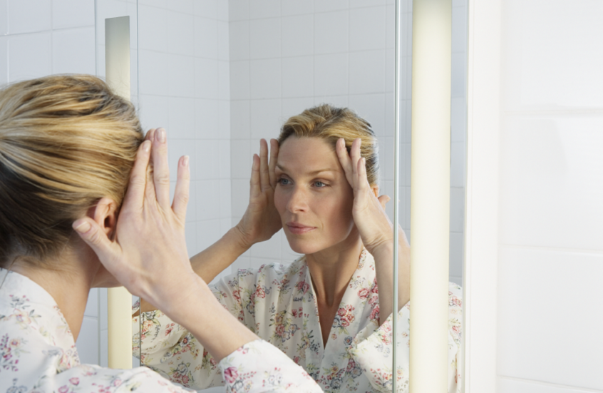 مدعوم علميا.. فيتامين أساسي يحارب التجاعيد والبقع الداكنة