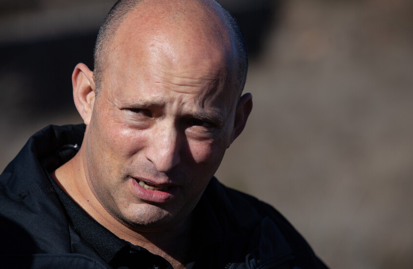 " مهاجمة إيران ممنوعة ومستحيلة".. حرب كلامية بين وزير الدفاع الإسرائيلي ورئيس الحكومة الأسبق