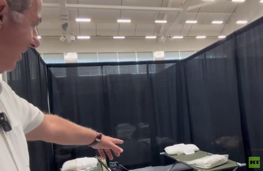 "أسرّة متواضعة داخل ملعب رياضي".. مراسل RT يجول بمكان إقامة الوفد الإعلامي الروسي بألاسكا