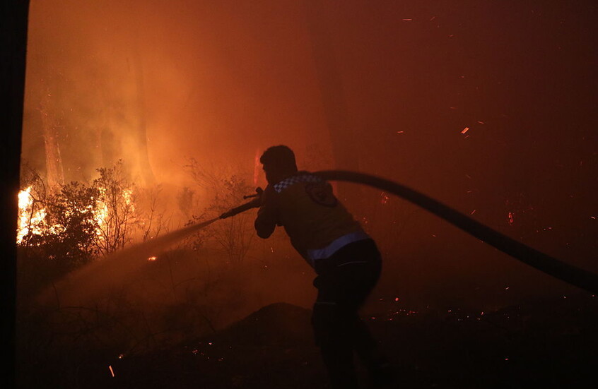 تجدد الحرائق في غابات اللاذقية شمال غربي سوريا ونزوح كبير في المنطقة