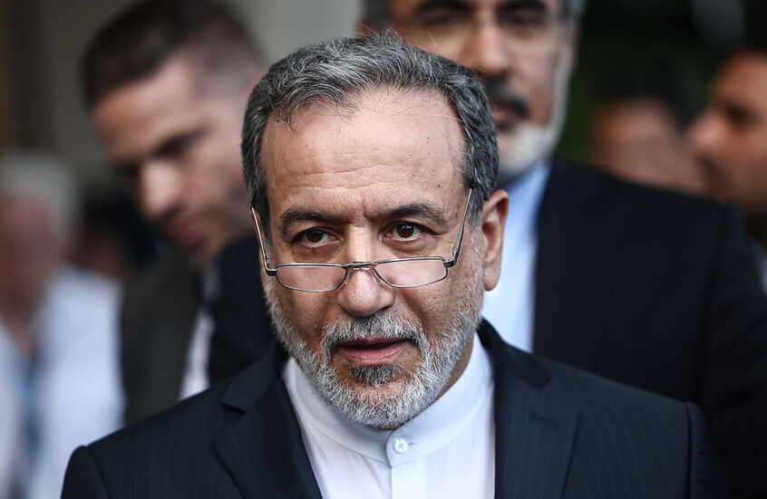 ظهور عراقجي في النجف يثير الجدل (فيديو)