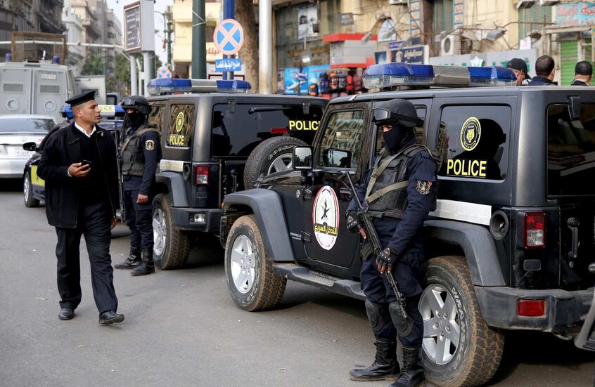 مصري يقتل والده بعد عودته من السعودية بسبب والدته