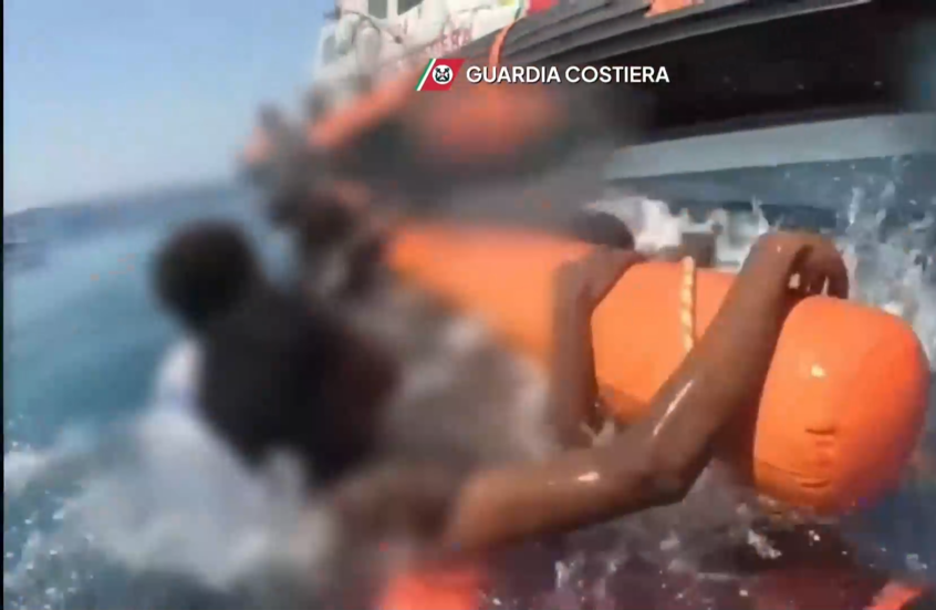 مشاهد درامية لعملية إنقاذ مهاجرين انقلب قاربهم قبالة إيطاليا مما أسفر عن مقتل 26 شخصا