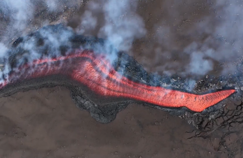 شاهد.. الأنهار البرتقالية المذهلة تتدفق من جبل إتنا بعد ظهور صدع جديد