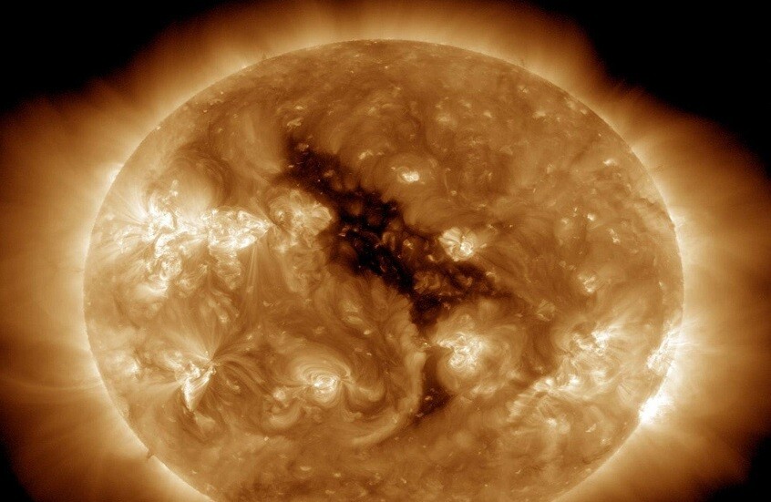 تحذيرات من ثقب إكليلي كبير يتشكل على الشمس