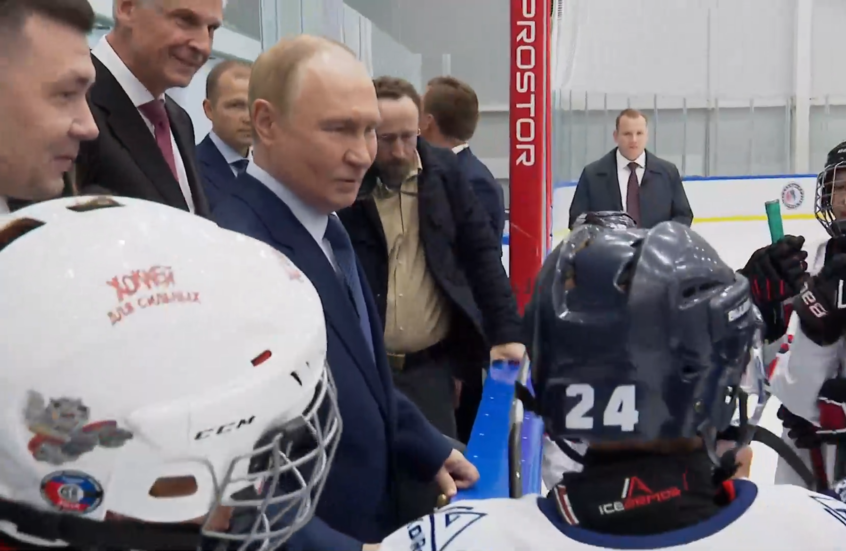 قبل ساعات من لقاء ترامب في ألاسكا.. بوتين يزور مصنع زيت السمك ويشجع فريق الأطفال لهوكي الجليد