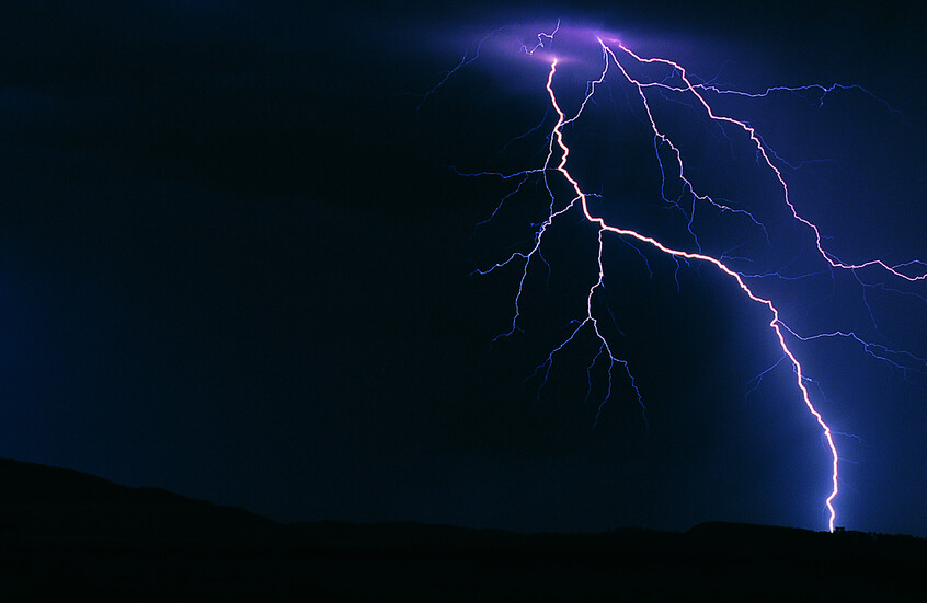 بعد وفاة امرأة وابنتها  بسبب صاعقة في السعودية.. خبير مناخ يحسم الجدل حول تسبب الهاتف في الحادثة