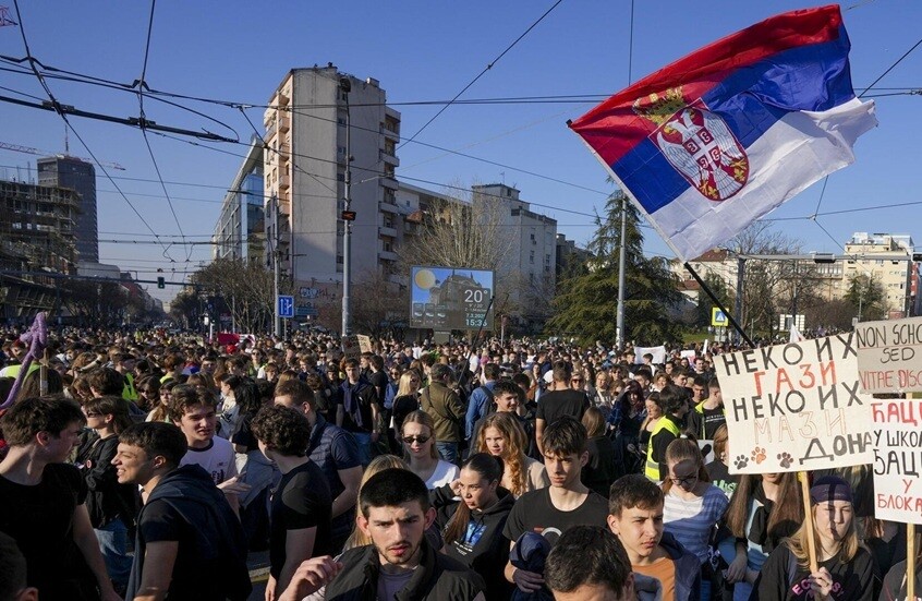 الخارجية الروسية: الأوضاع في صربيا تتطور من تظاهرات سلمية إلى سيناريو العنف