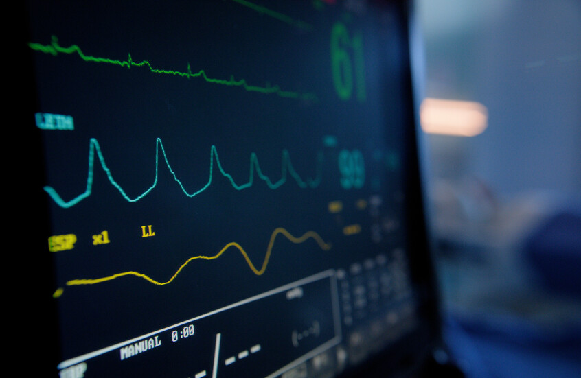 فنانة خليجية شهيرة تدخل العناية المركزة  بعد إصابتها بجلطة