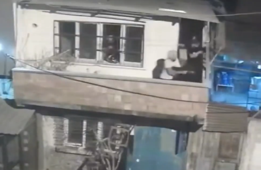 لقطات توثق اشتباكا مسلحا أشبه بمشهد سينمائي في ولاية أضنة التركية (فيديو)