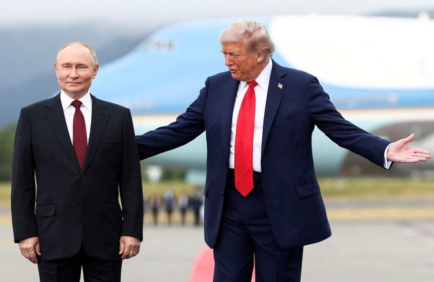 شاهد.. اللحظة الأولى للقاء الرئيس الأمريكي دونالد ترامب ونظيره الروسي فلاديمير بوتين