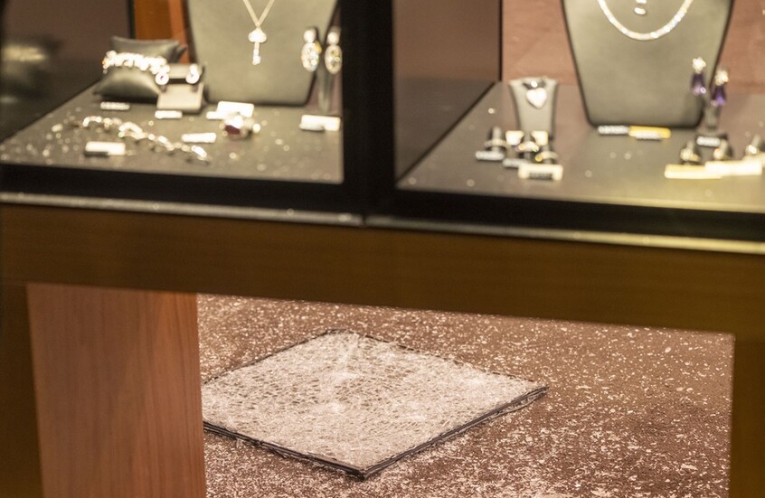 الولايات المتحدة.. لصوص ينهبون مجوهرات بمليوني دولار في أقل من دقيقتين (فيديو)