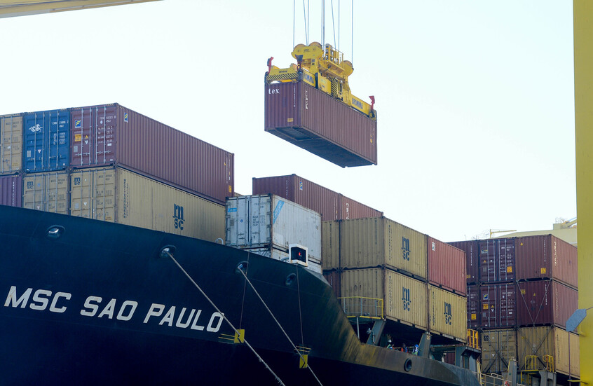 ازدياد حركة السفن والبضائع عبر الموانئ العمانية في النصف الأول من العام