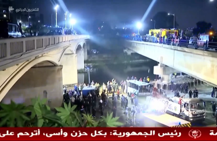 الجزائر.. مشاهد من مكان سقوط حافلة للركاب أدى إلى مصرع 18 شخصا