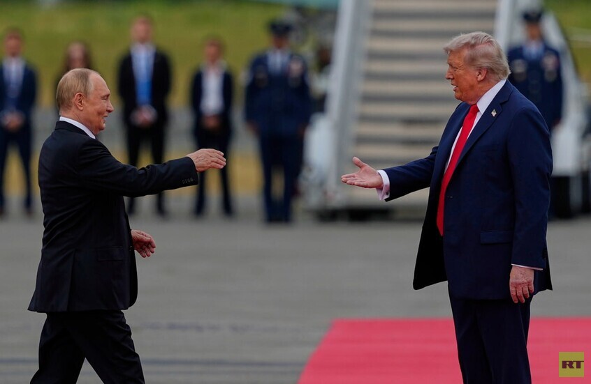 "سي إن إن": ترامب يعتقد أن بوتين لا يعارض عقد قمة ثلاثية