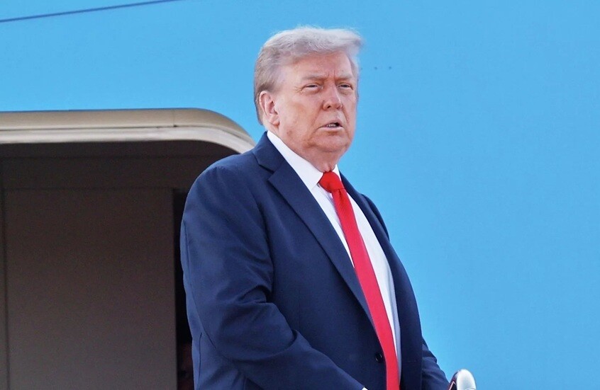 "واشنطن بوست": محادثات ترامب مع زيلينسكي وقادة الاتحاد الأوروبي بعد القمة كانت متوترة