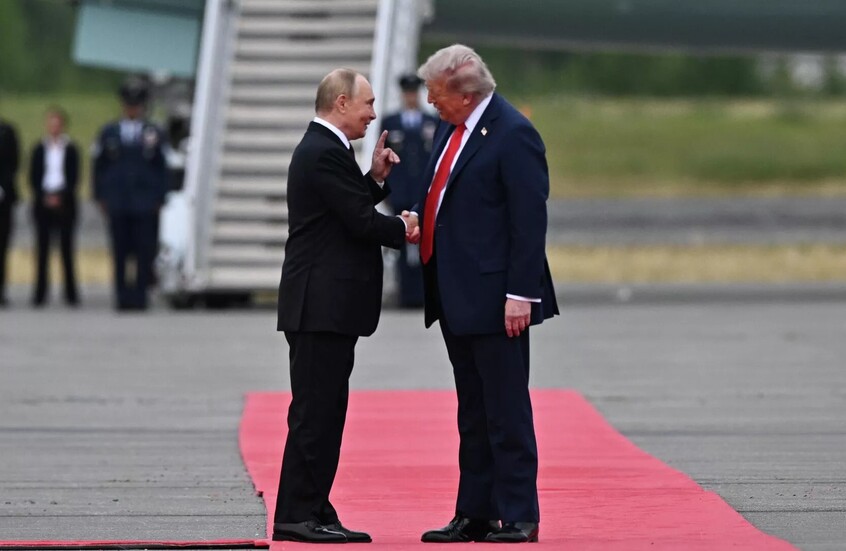 الإذاعة الوطنية الأمريكية تكشف وثائق عثر عليها في أحد فنادق أنكوريج مرتبطة بقمة بوتين وترامب