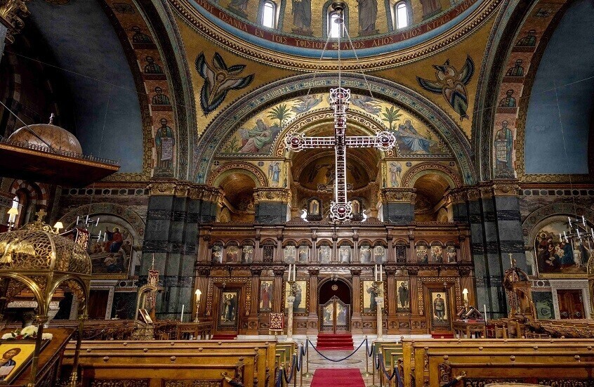 "ليس خطأ أن أحب شريكتي".. أول رئيسة أساقفة مثلية في بريطانيا ترد على منتقدي تعيينها