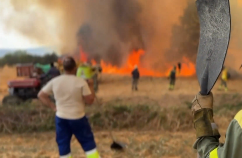 شاهد.. مواطنون إسبان يكافحون حرائق غابات تقترب من قريتهم