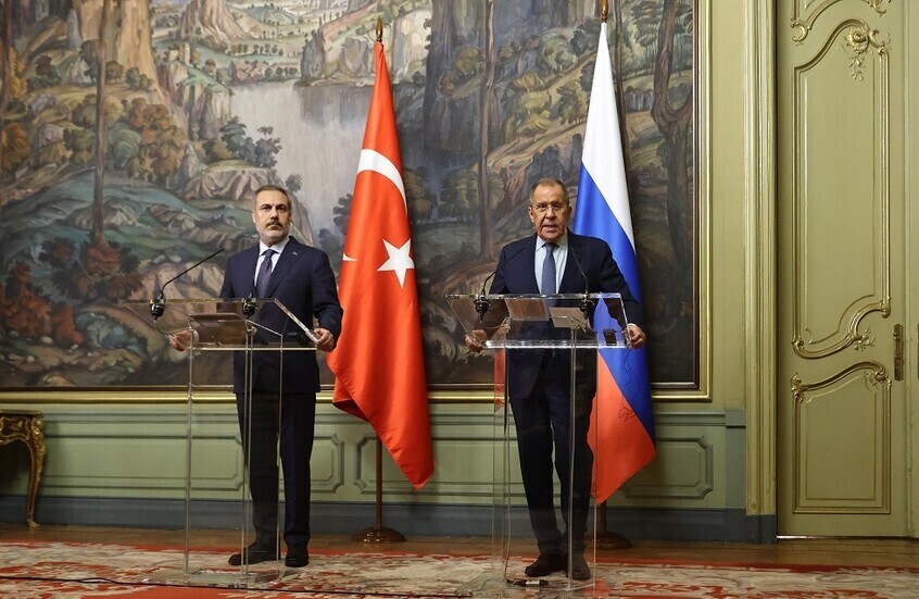 خلال اتصال مع لافروف حول اجتماع ألاسكا.. فيدان يؤكد استعداد أنقرة للمساهمة بـ"سلام دائم" بأوكرانيا