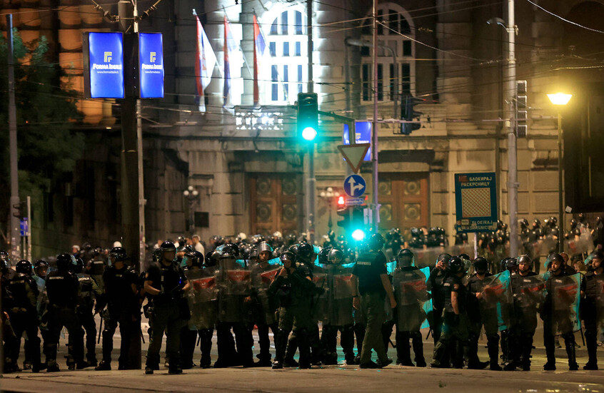 صربيا.. إصابة 6 من رجال الشرطة خلال احتجاجات السبت (فيديو)