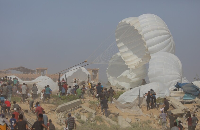 غزة.. إصابات بسقوط مساعدات إنسانية بالمظلات على خيام النازحين (فيديو)