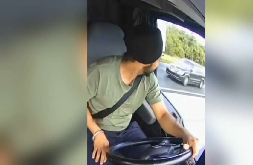 شاهد.. مناورة خطيرة لمقطورة على طريق فلوريدا أدت إلى مصرع 3 أشخاص