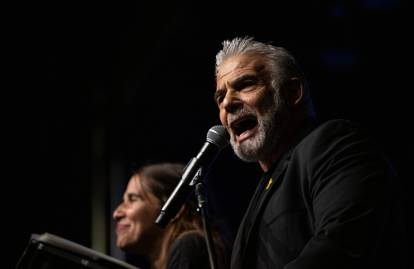 لابيد يهاجم نتنياهو والمتحدث باسمه بطريقة ساخرة ولاذعة على خلفية مزاعم تتعلق بدولة قطر