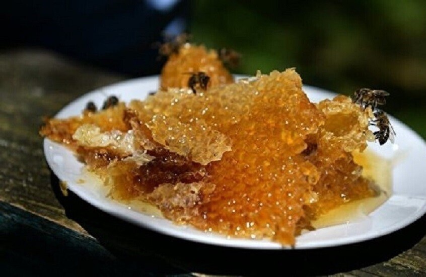 الحقيقة وراء فوائد الشاي بالعسل