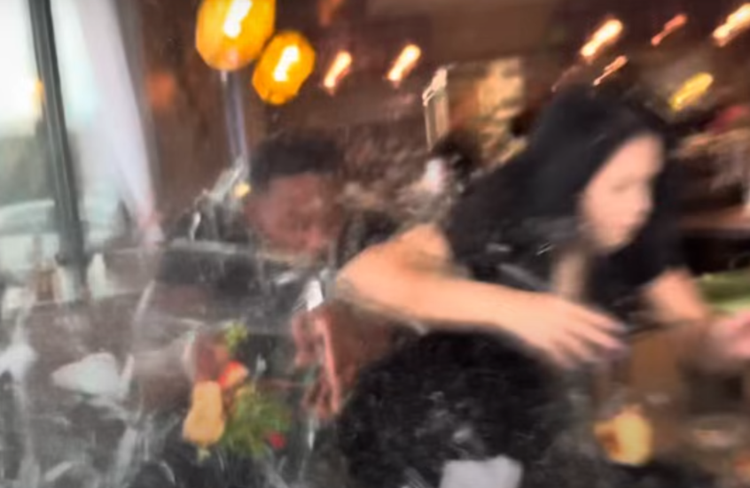 لقطات مرعبة تظهر سيارة تقتحم مطعما وتصدم مؤثرَين كانا يستعرضان وجبتهما (فيديو)