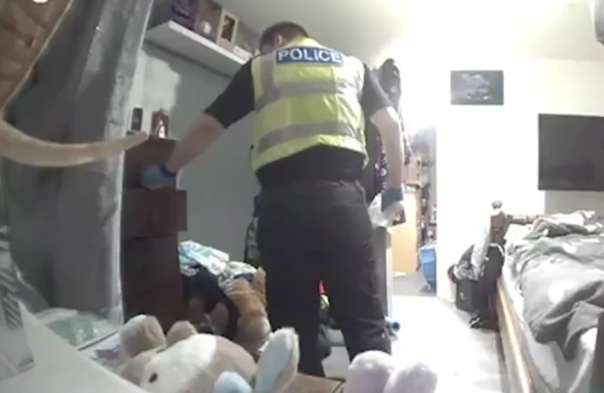 "لقطات وثقت سرقته ملابس داخلية لامرأة".. الحكم على الشرطي زيلينسكي بالسجن 4 أشهر في بريطانيا (فيديو)